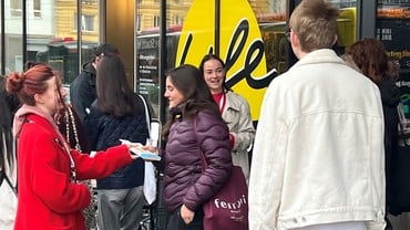 Morgen-Verteilaktion vor dem Life Radio